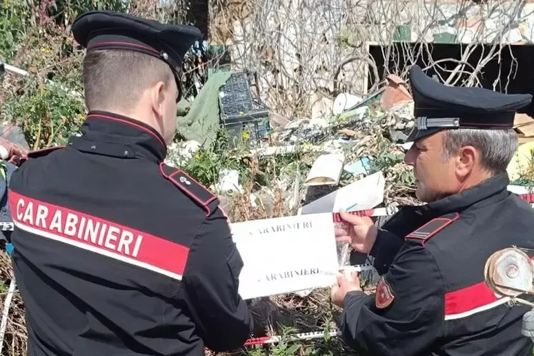 Orrore tra i rifiuti: bimbi e animali salvati dal degrado estremo - 