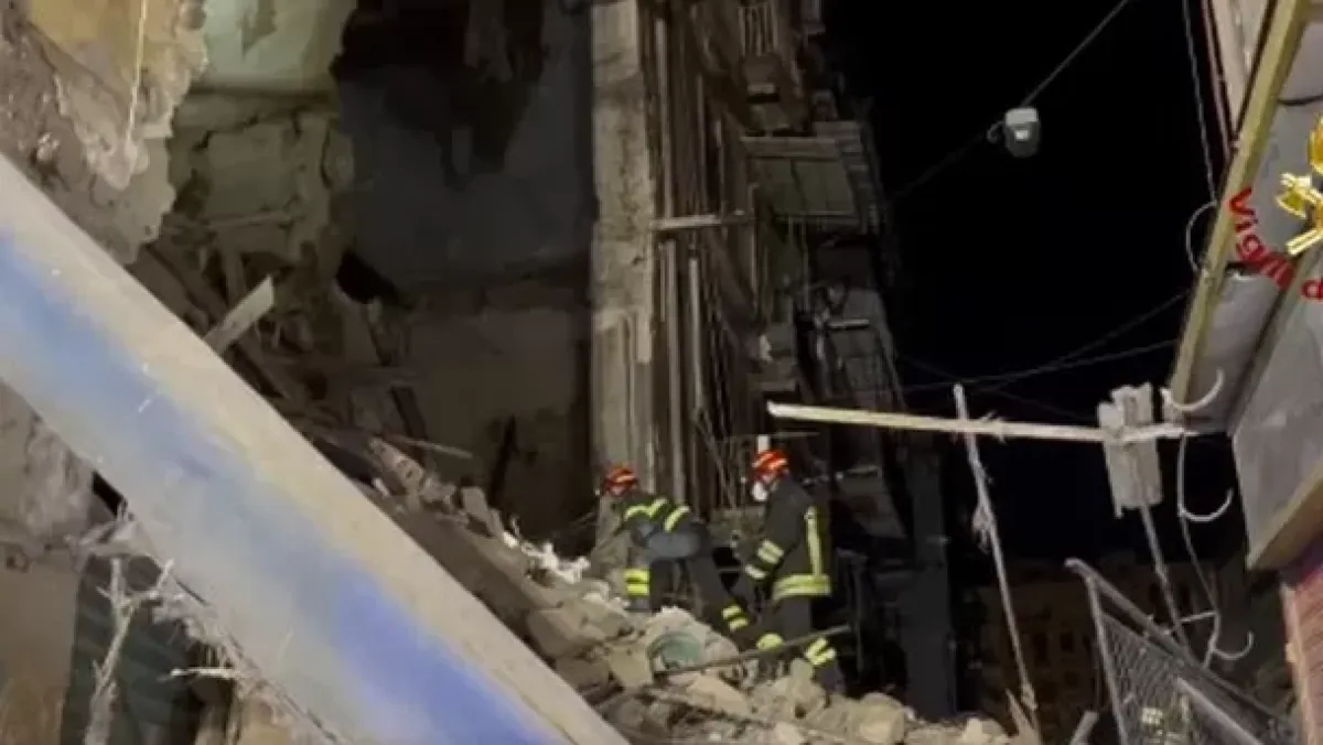 Crollo di una palazzina abbandonata nel centro di Napoli - 