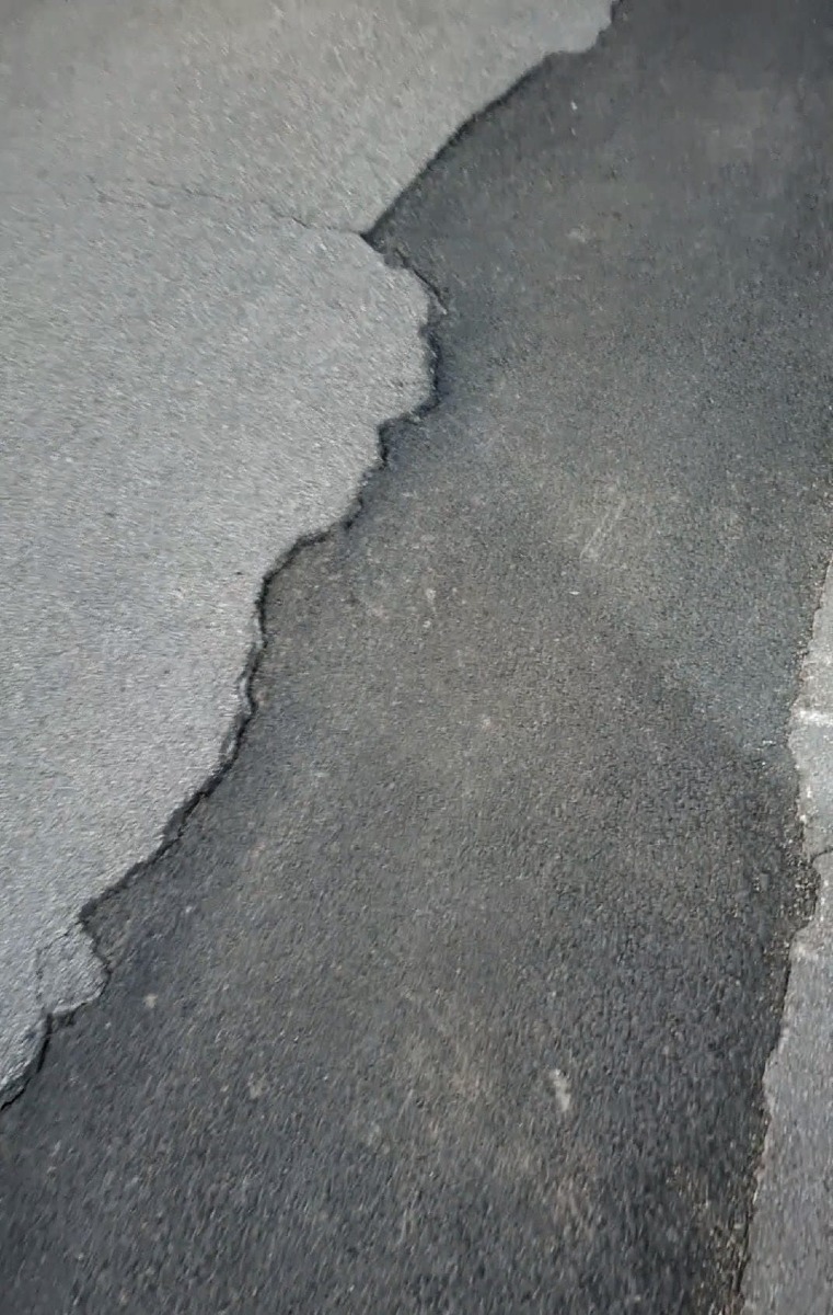 Cervinara Via San Cosma, il cantiere della fibra lascia pericolosi avvallamenti - 