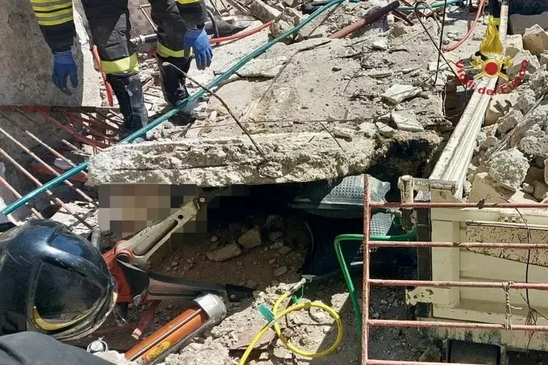 Crollo in un cantiere a San Felice a Cancello: tre feriti gravi - 