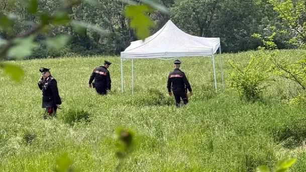 Ragazza 22enne trovata morta in una scarpata, si cerca un ragazzo - 