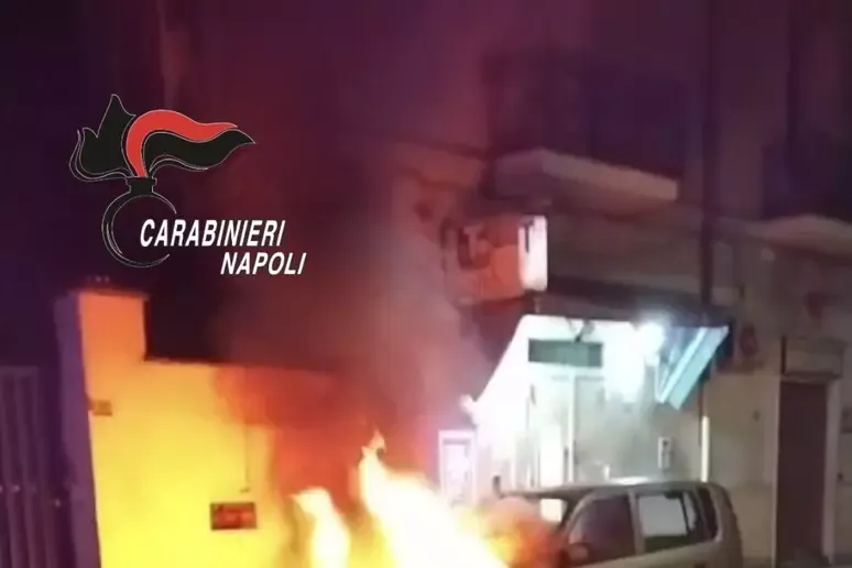 Si addormenta nell'auto che prende fuoco: salvato dai carabinieri - 