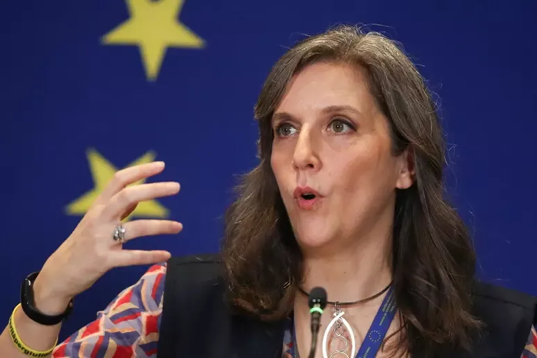 Annalisa Corrado rompe il silenzio: a 16 anni abusata da un gesuita - 