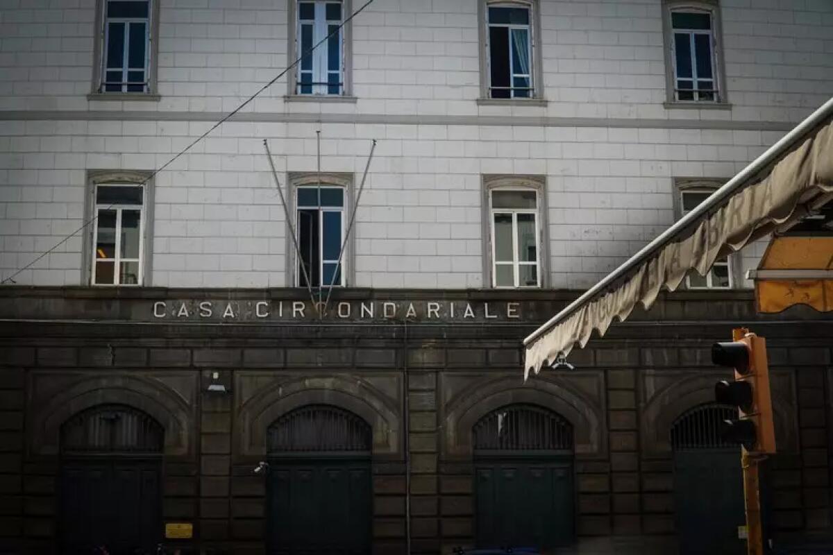 Poggioreale: maxi sequestro di droga e cellulari nel Reparto Milano - 