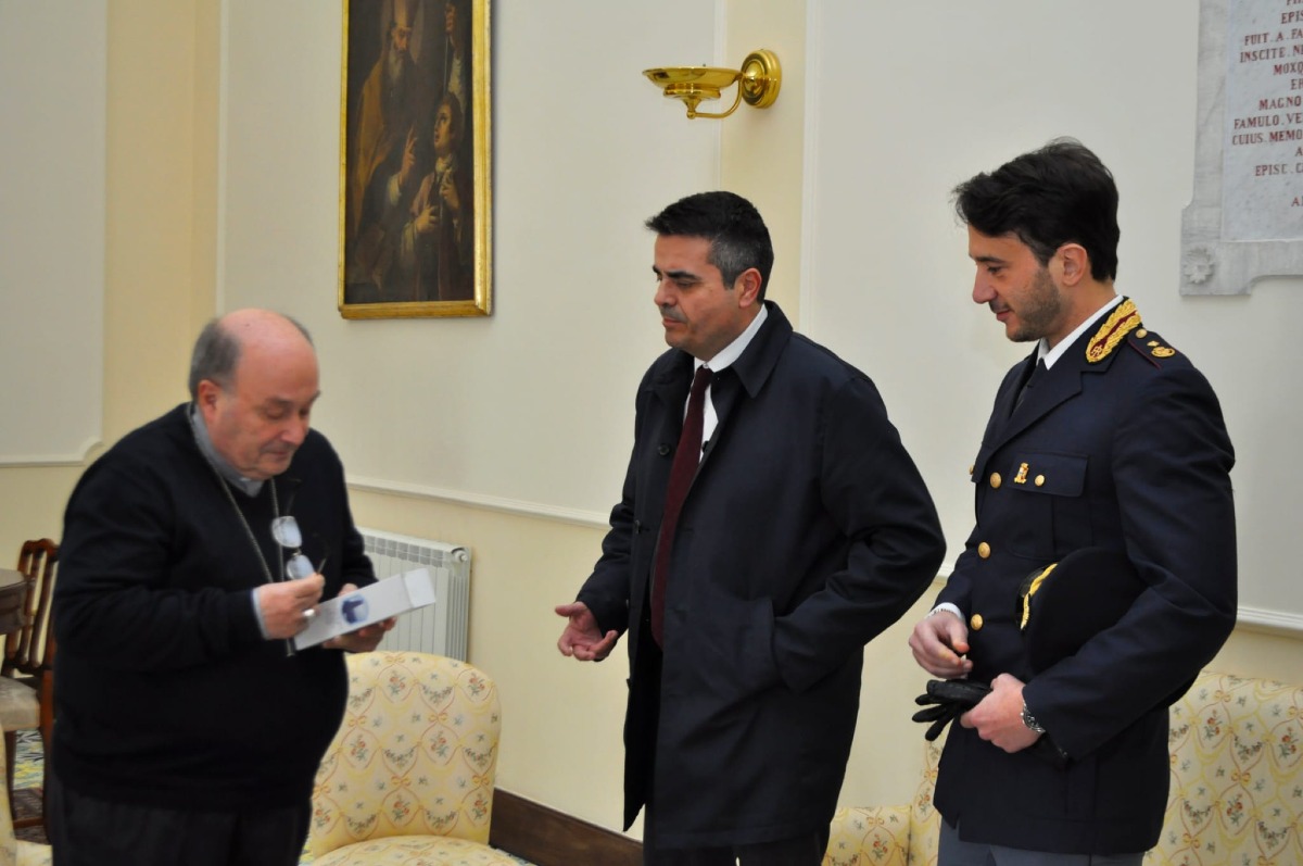 Questura di Benevento. Consegna olio di Capaci ai Vescovi 