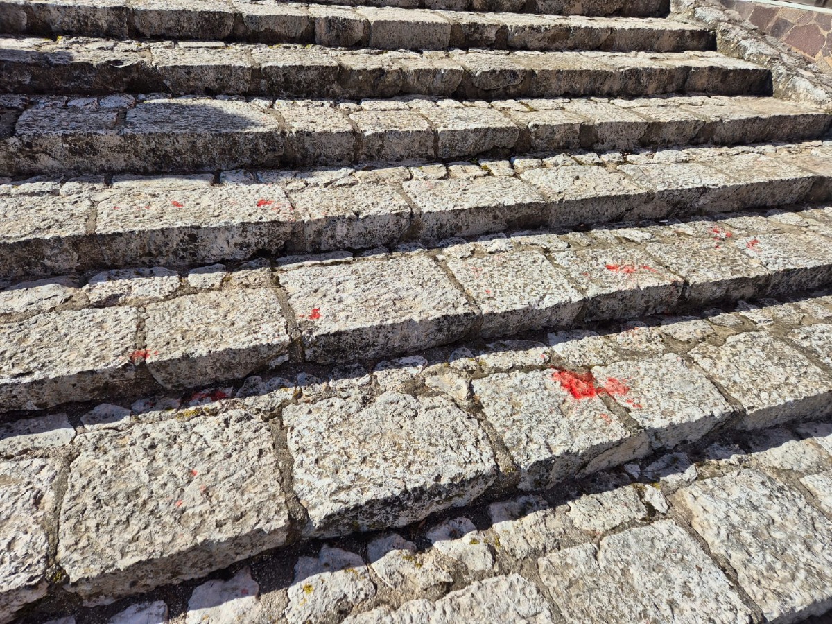 Gradoni Santuario Addolorata imbrattati di vernice