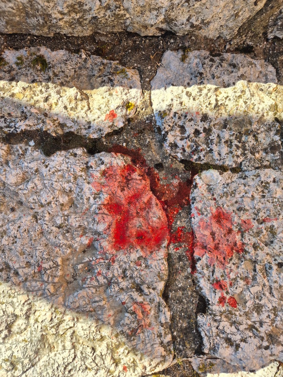 Gradoni Santuario Addolorata imbrattati di vernice