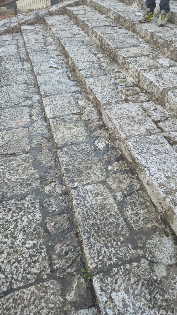 Gradoni Santuario Addolorata imbrattati di vernice