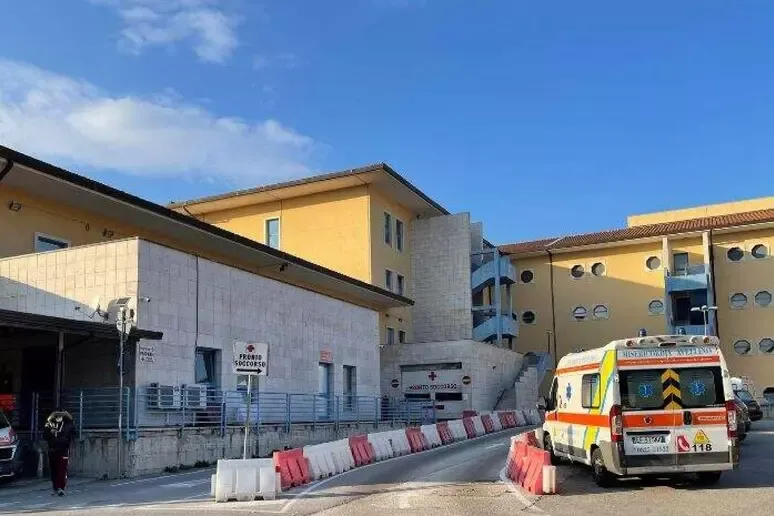 Operaia di Irpiniambiente incastrata nel compattatore: è grave - 