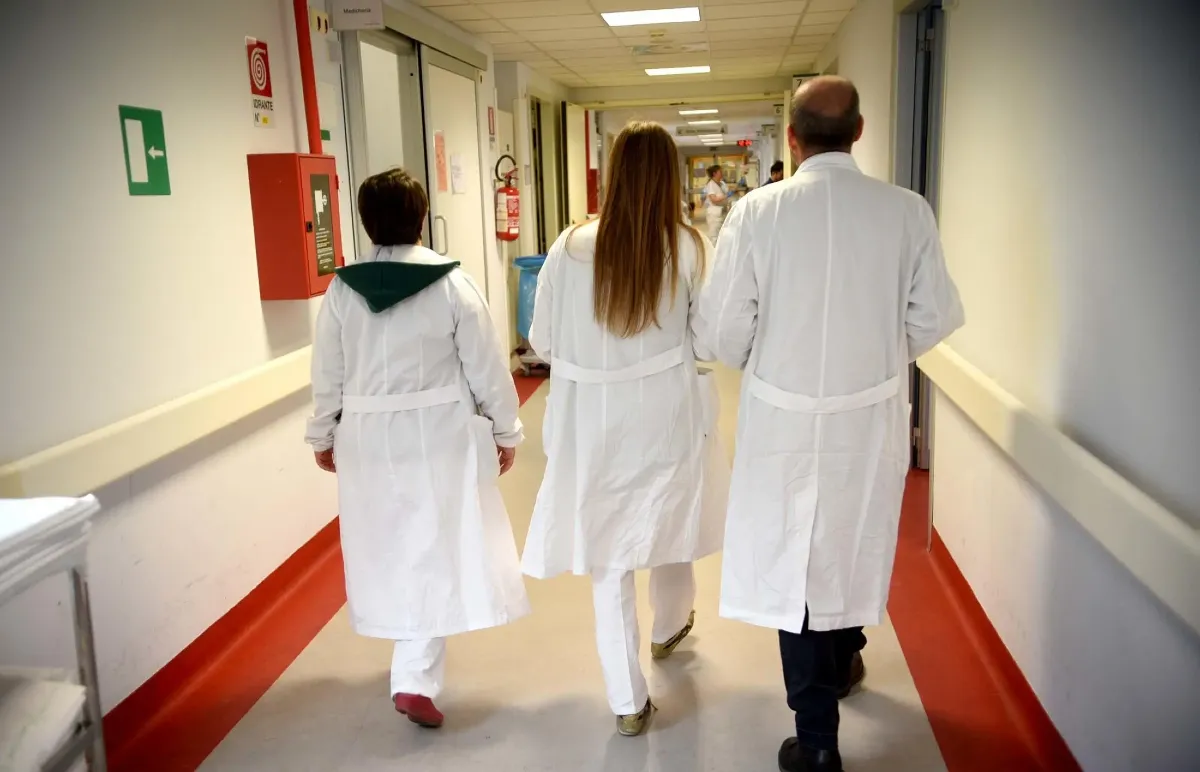 Dimesso dall'ospedale, un 78enne  percorre pochi metri e muore: avviate verifiche cliniche - 