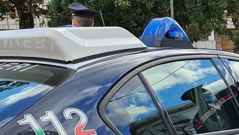 Tenta di strangolare una donna nella sua abitazione: arrestato dopo una fuga - 