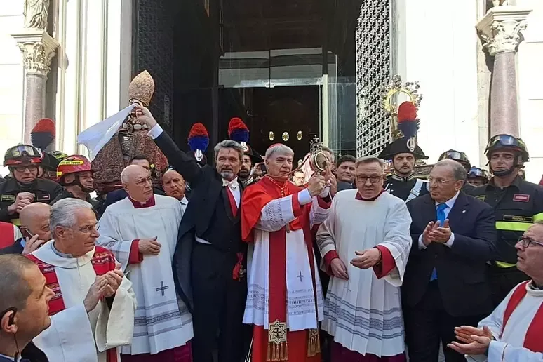 Napoli in festa: si è ripetuto il prodigio di San Gennaro - 