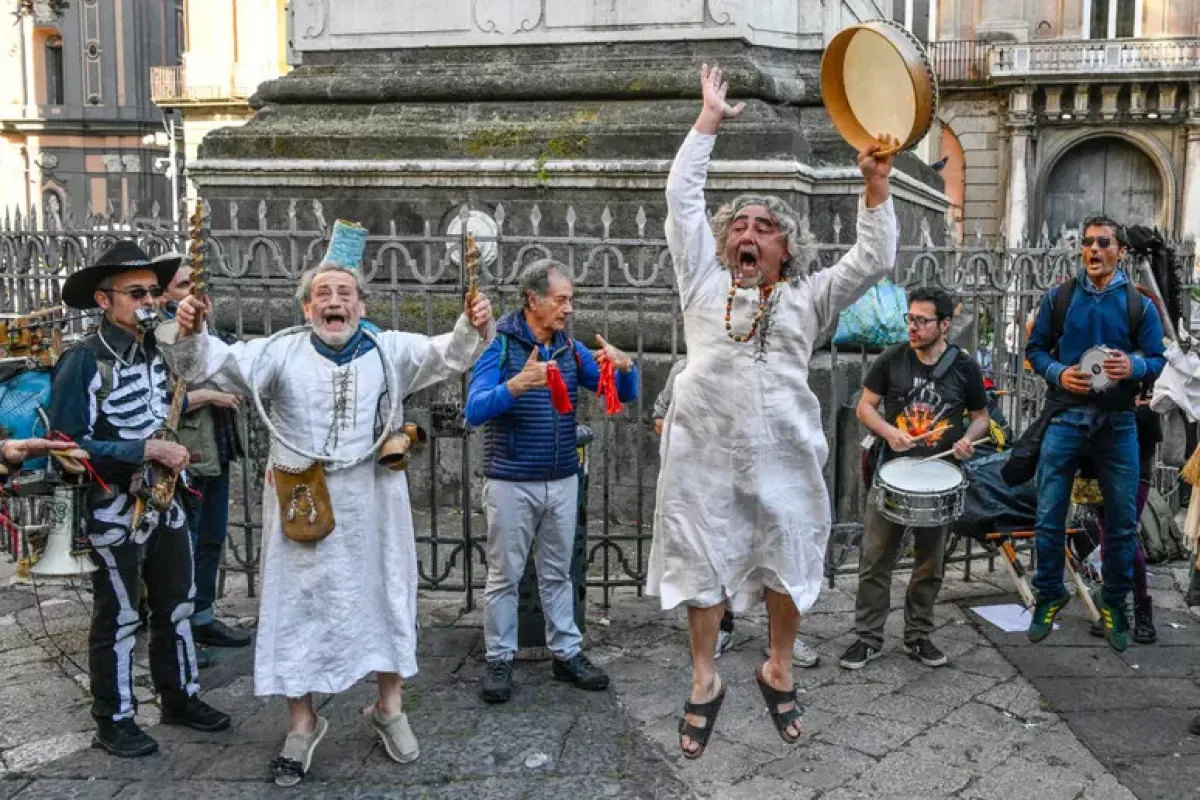 Napoli, il "funerale" dell'arte di strada contro i divieti - 