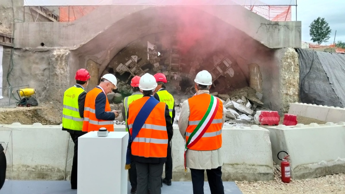 Napoli-Bari: abbattuto l'ultimo diaframma della galleria Rocchetta - 