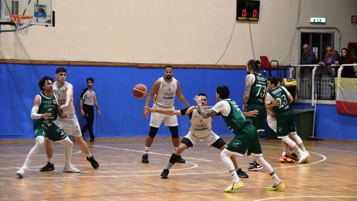 Messina batte la Scandone: la qualificazione si decide a gara 3 - 