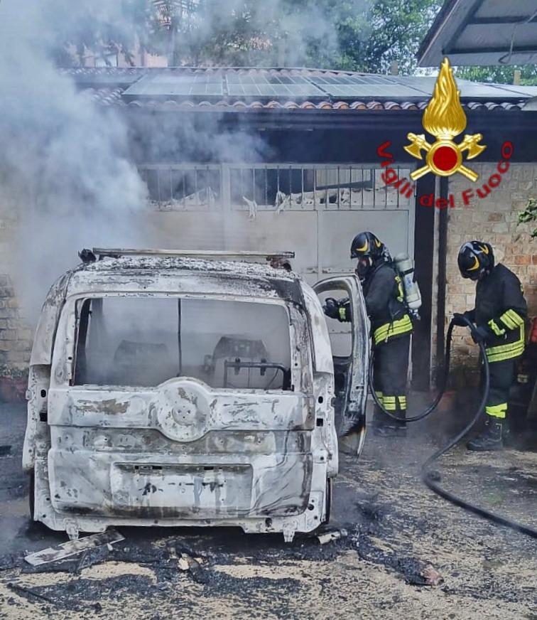 Auto in fiamme all'alba a Grottolella: intervengono i Vigili del Fuoco - 
