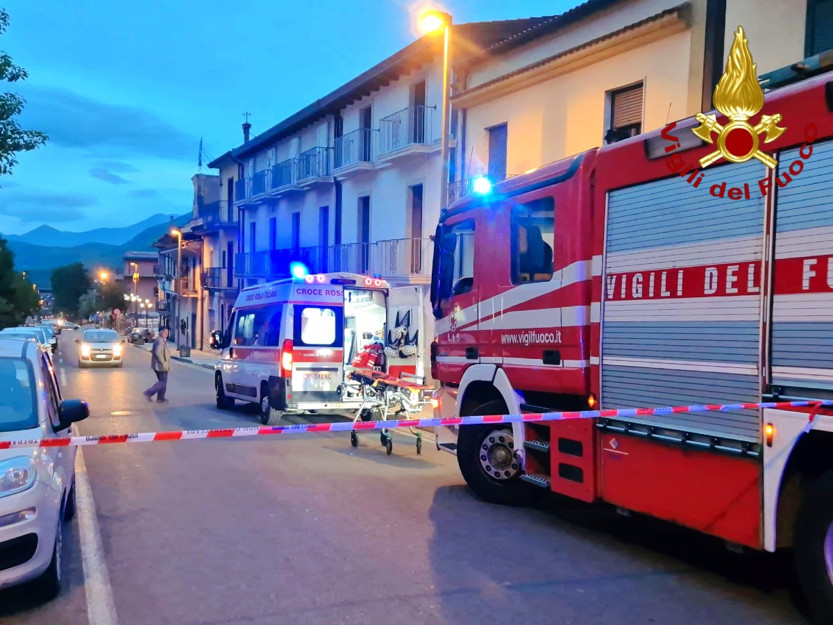 Scala a chiocciola troppo stretta per la barella: intervento dei vigili del fuco per soccorso a donna obesa - 