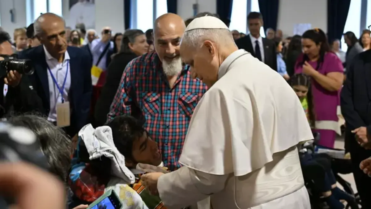 Papa Leone a Pompei: l’abbraccio ai fragili apre la visita - 