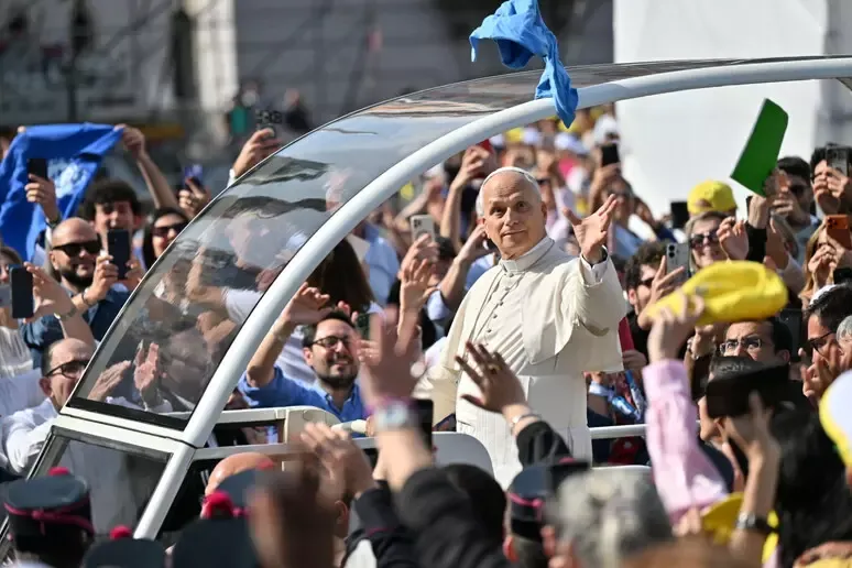 Napoli abbraccia il Papa: festa e preghiera a Piazza del Plebiscito - 