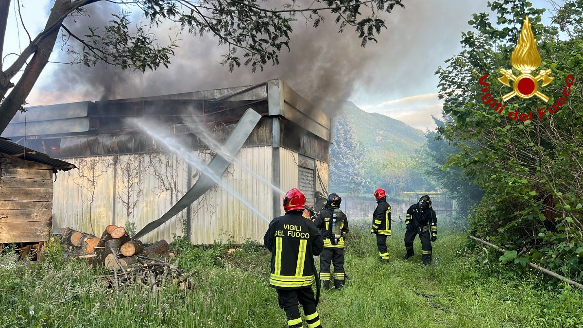 Incendio di  un capannone adibito a deposito agricolo - 