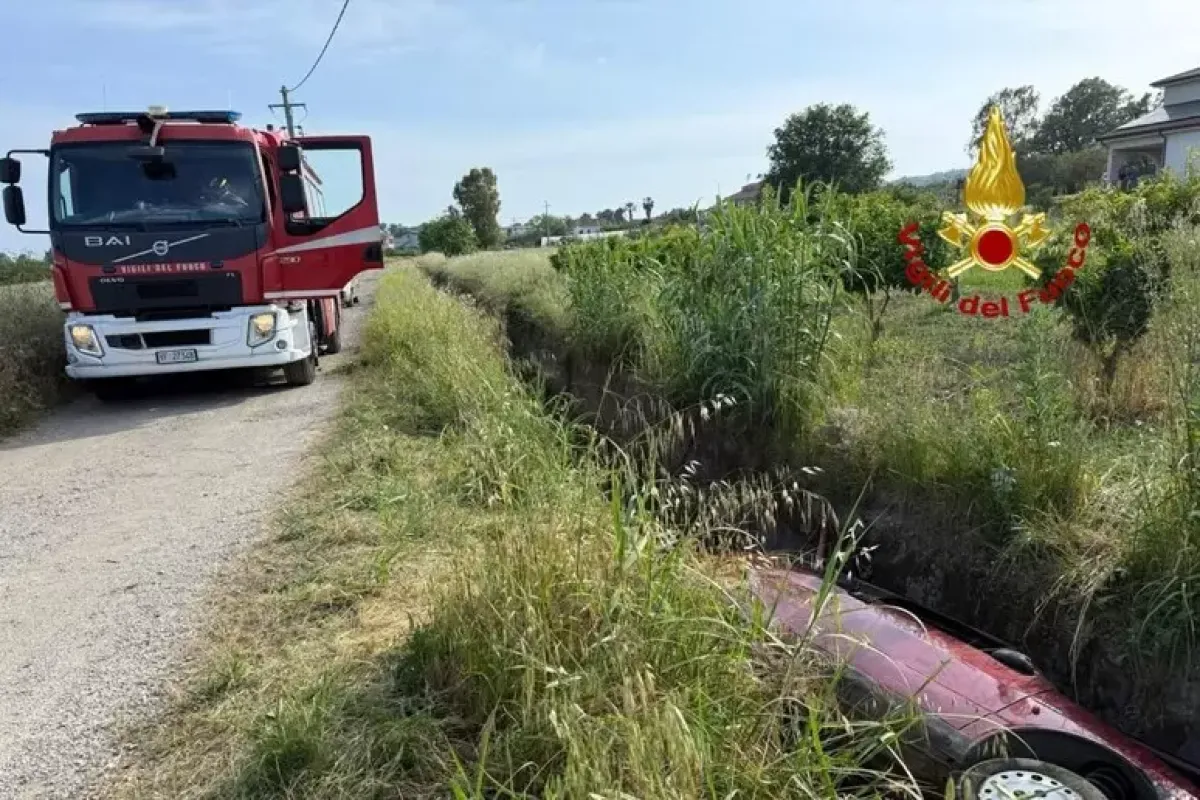 Auto nel canale, 80enne in codice rosso - 