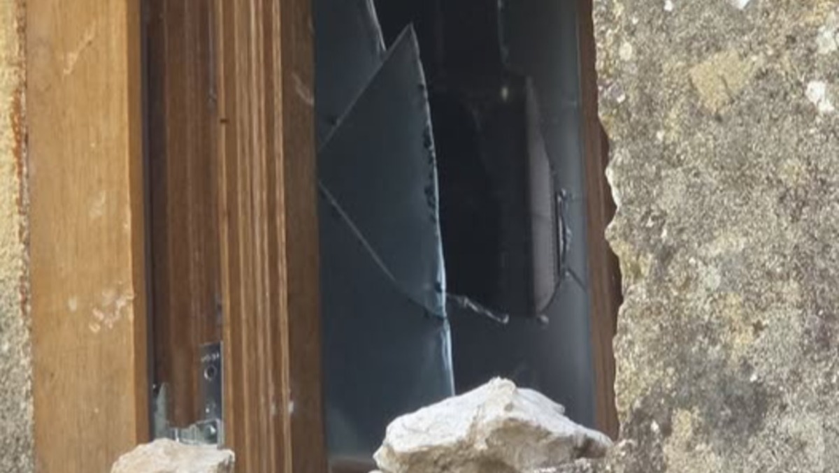 Arpaia, sassi contro la storia: vandalizzata la Chiesetta dell’Annunziatella - 