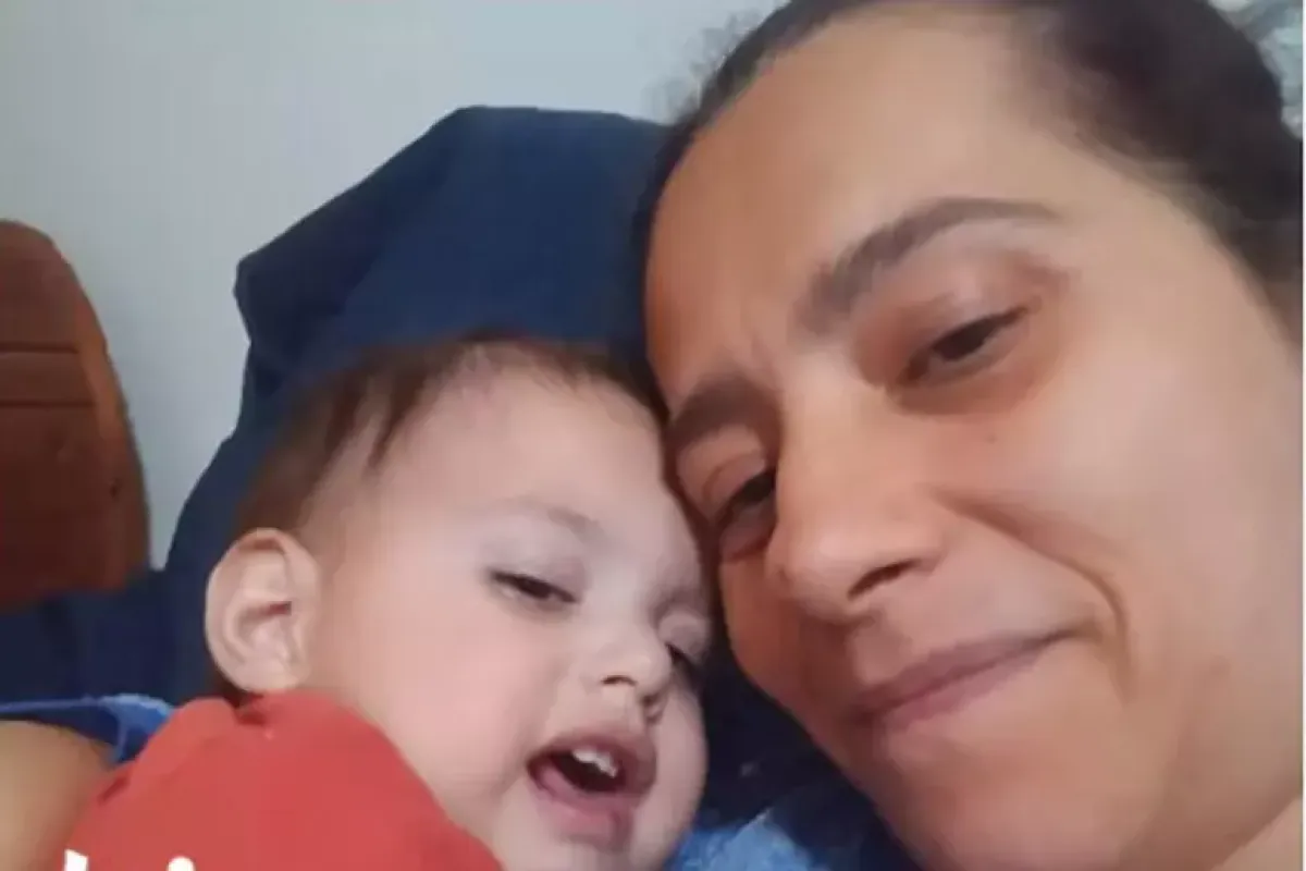 Un cuore bruciato: il dolore di una madre diventa memoria - 