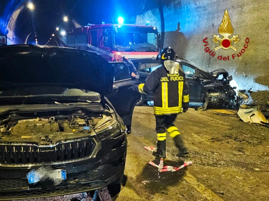 Paura nella galleria Monte Pergola: scontro tra tre auto sul raccordo - 