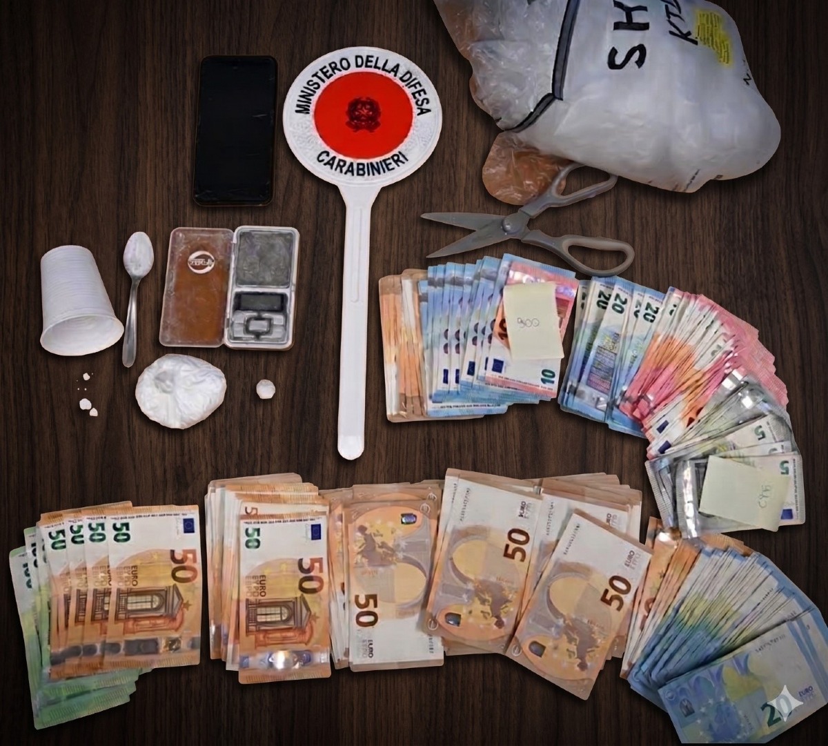 Benevento: coppia di pusher finisce in manette, sequestrata droga e migliaia di euro in contanti - 