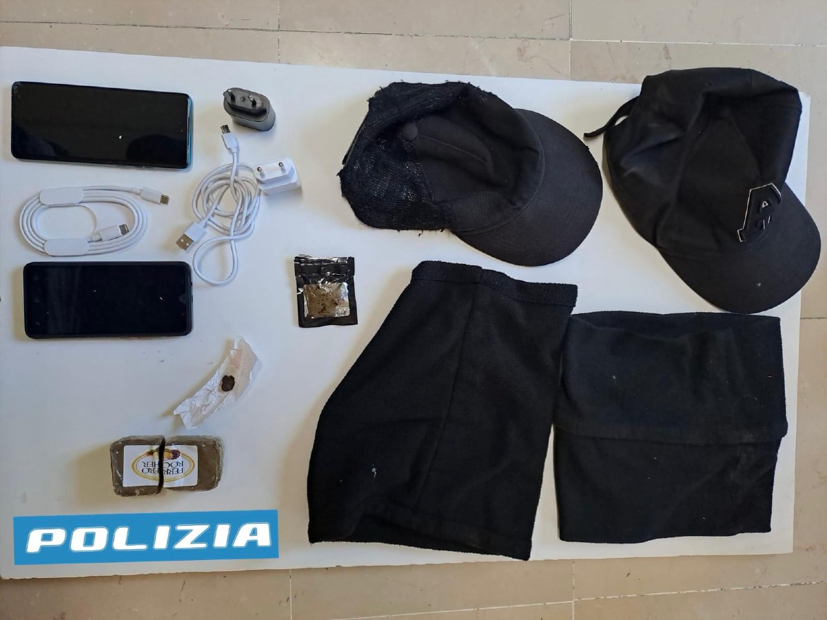 Droga e cellulari lanciati in carcere: quattro arresti e denunce - 