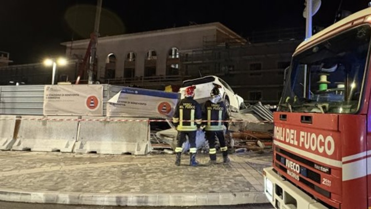 Paura al Rione Ferrovia di Benevento: Dacia Duster vola dentro il cantiere - 