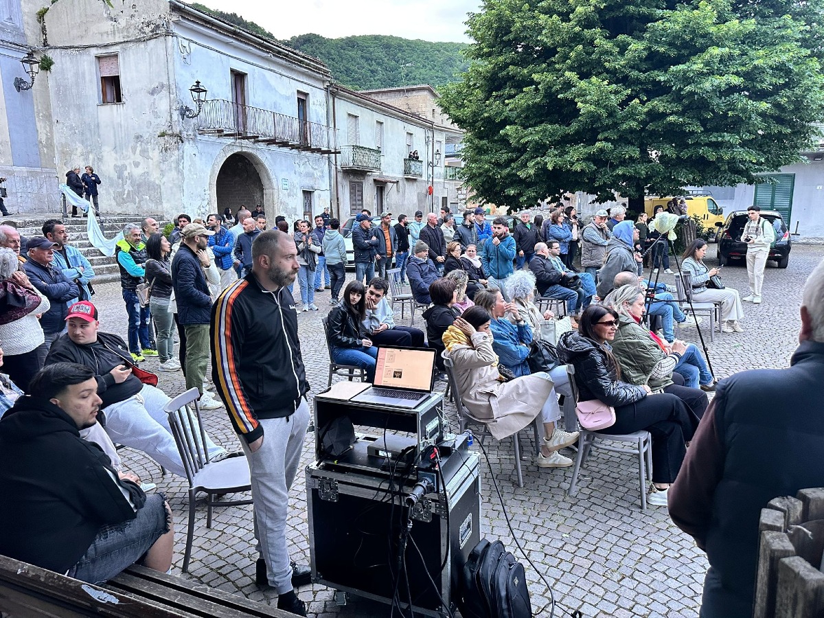 Cervinara,  nonostante maltempo Piazza Sant'Adiutore risponde all'appello di Ragucci - 