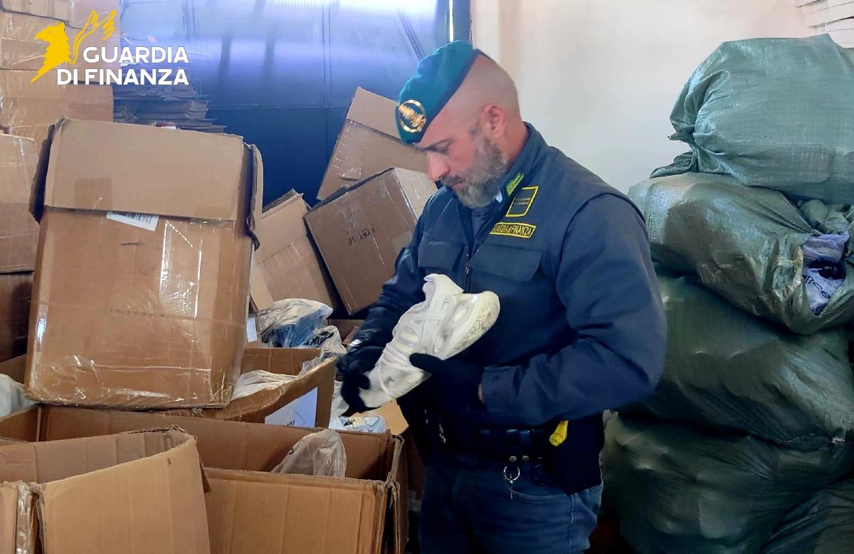 Scoperta una centrale del falso, sequestrati 38 mila capi contraffatti - 