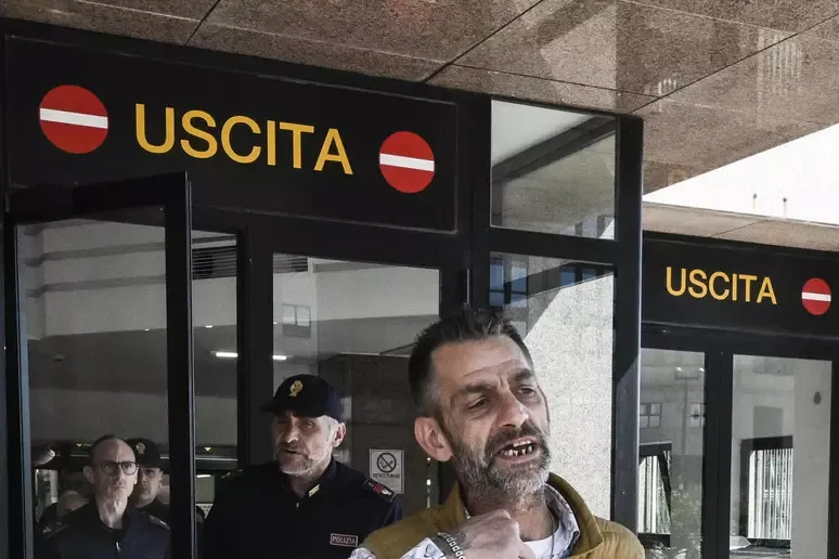 Omicidio Martina Carbonaro: caos e minacce in aula a Napoli - 
