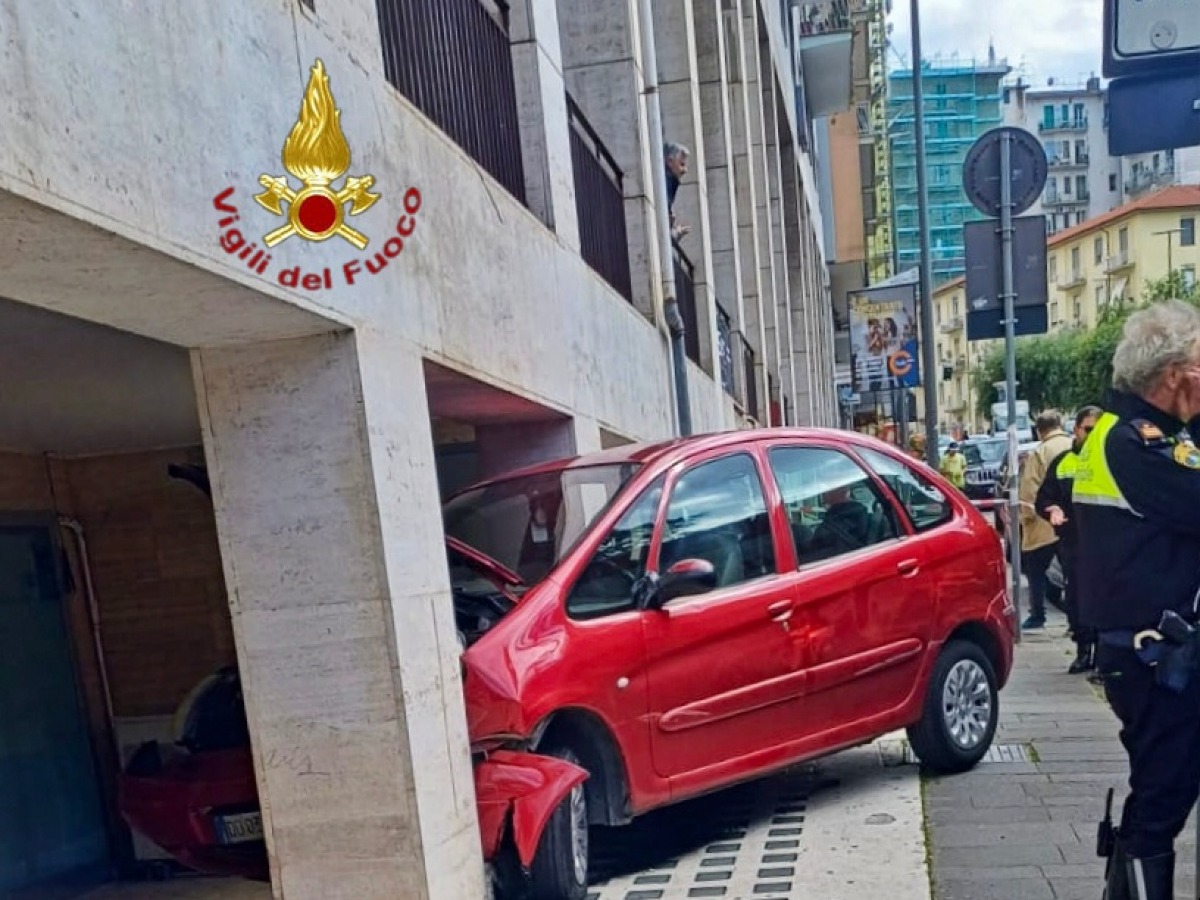 Auto si schianta contro il porticato in Piazza Kennedy: paura ad Avellino - 
