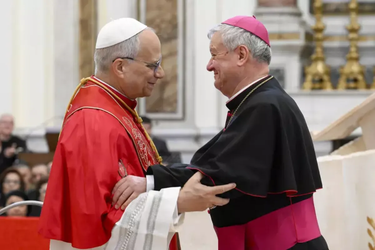 Acerra abbraccia il Papa: storico scambio di doni con il Vescovo - 