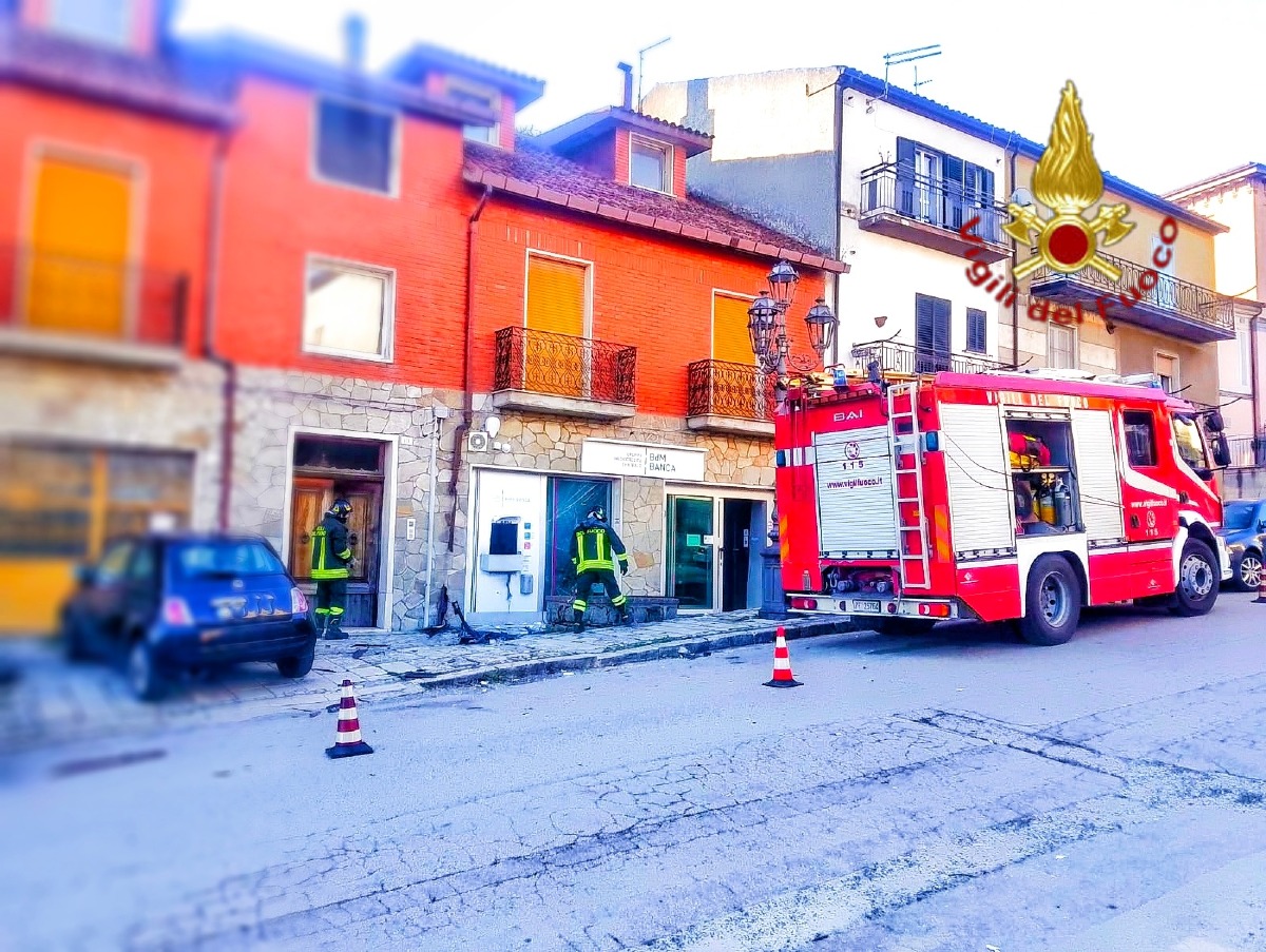 Andretta, esplosione in banca: crolli e Vigili del Fuoco in azione - 