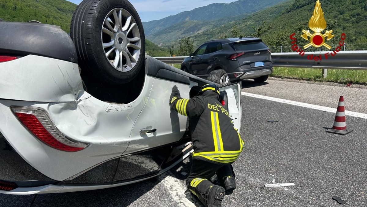 Scontro tra tre auto in A16: due feriti e traffico in tilt - 