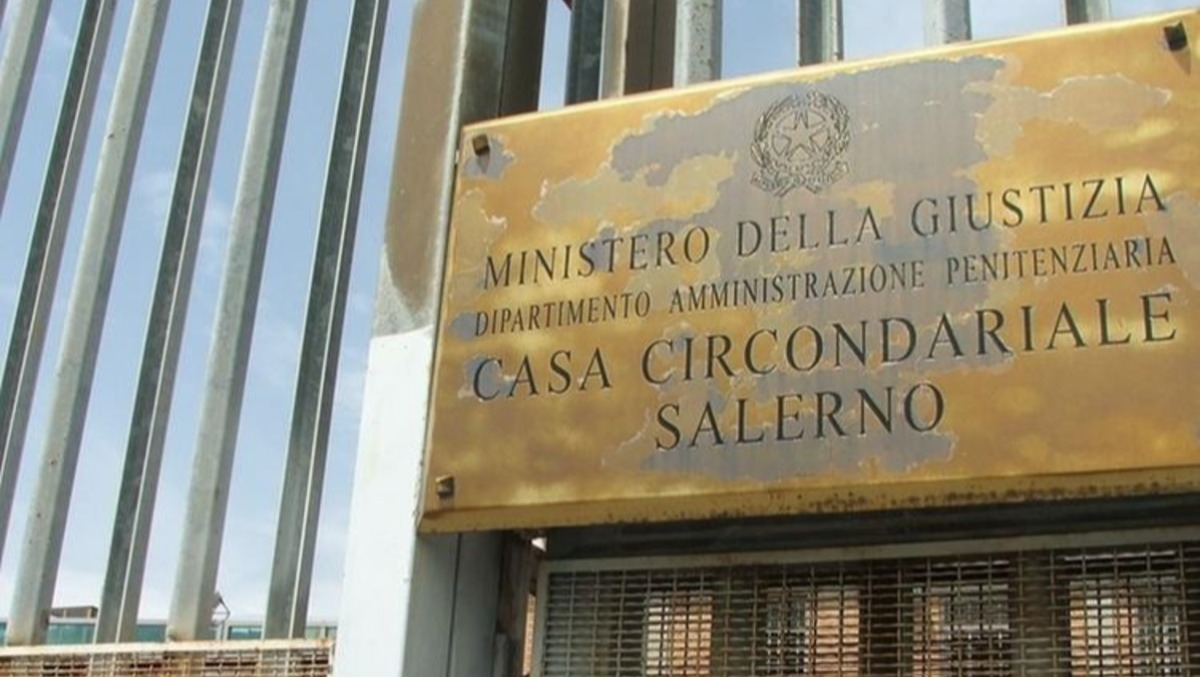 Salerno, fiamme in carcere: intossicati 8 agenti della Penitenziaria - 