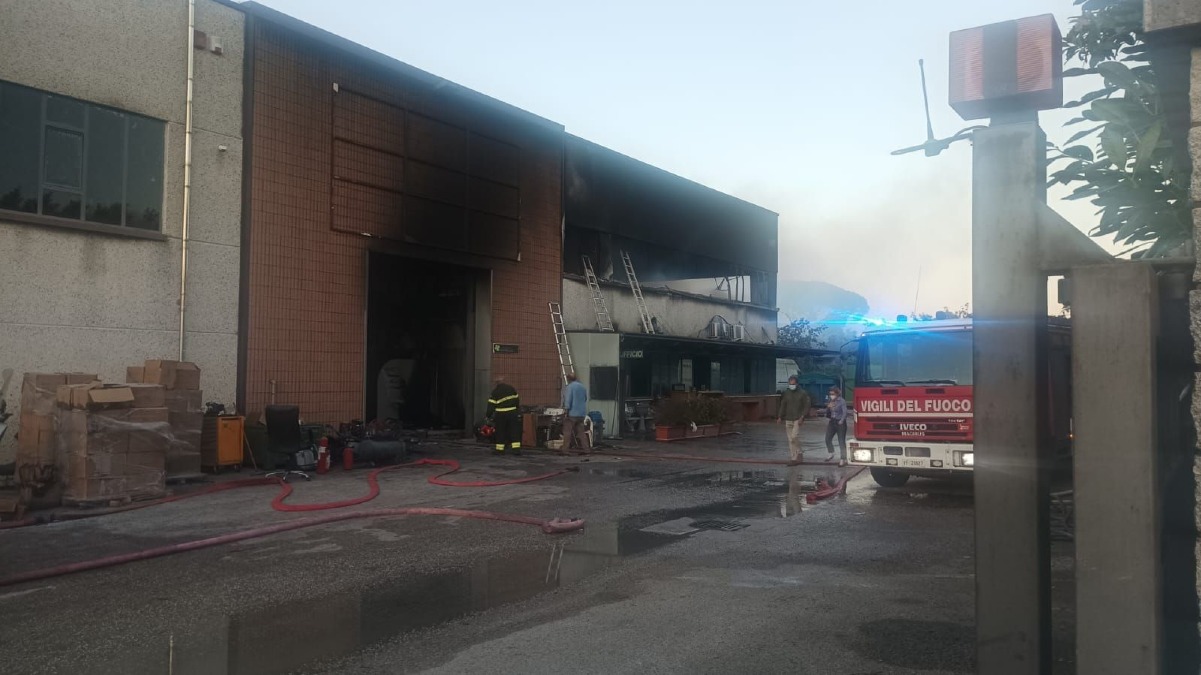 Incendio a Tora Badia: Montesarchio corre ai ripari per la salute pubblica - 