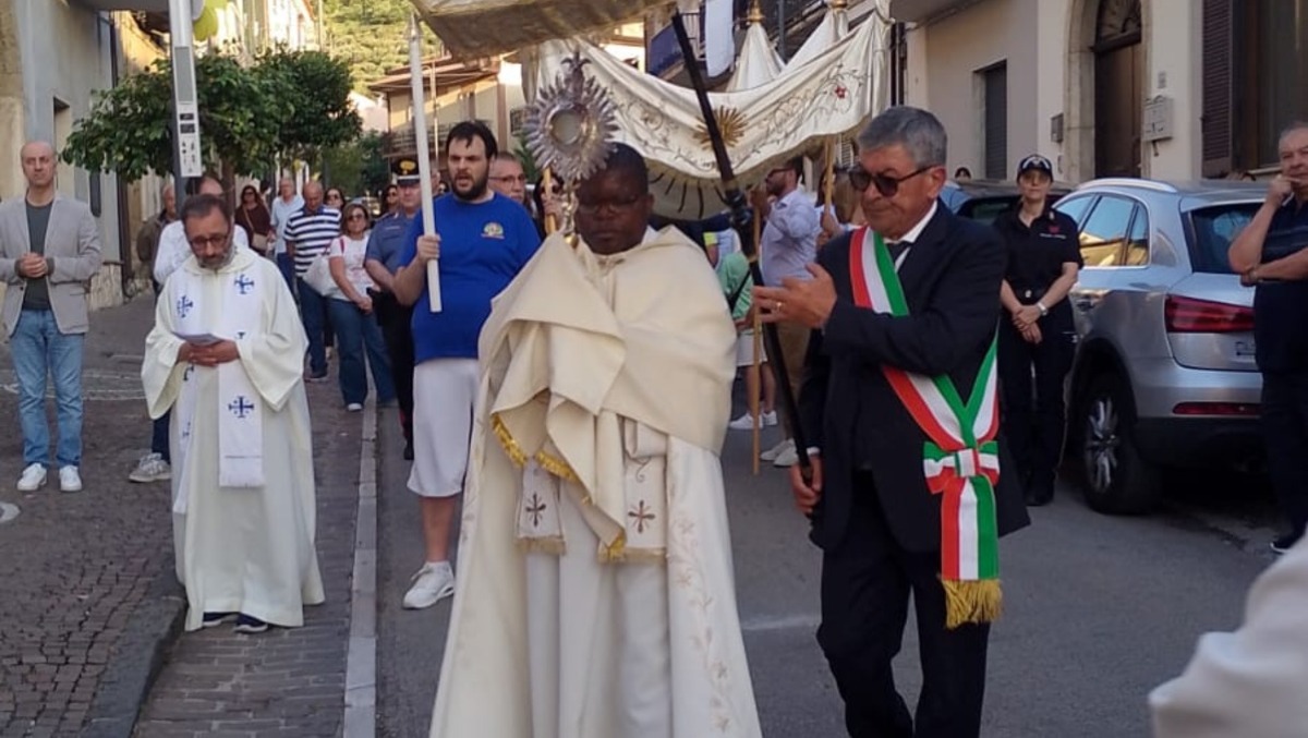Fede, colori e tradizione: Cervinara si stringe attorno al Corpus Domini - 