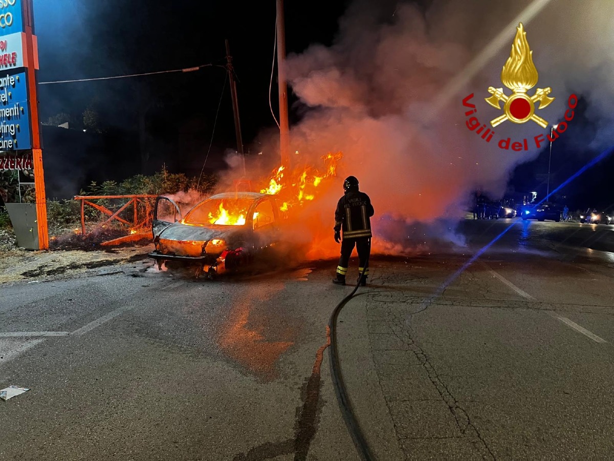 Paura sul raccordo Avellino-Salerno: auto in fiamme all'uscita di Montoro Nord - 