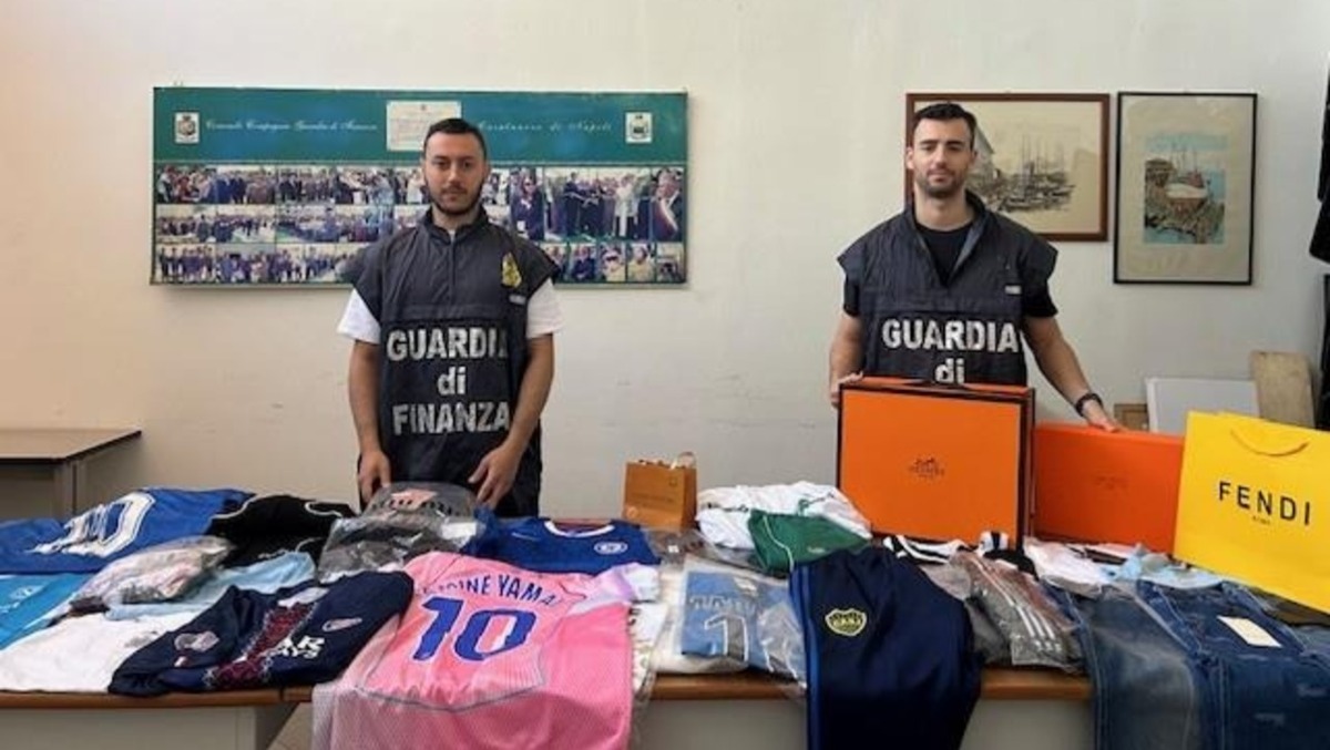 Napoli, maxi sequestro di abbigliamento falso: sigilli a 385mila capi - 