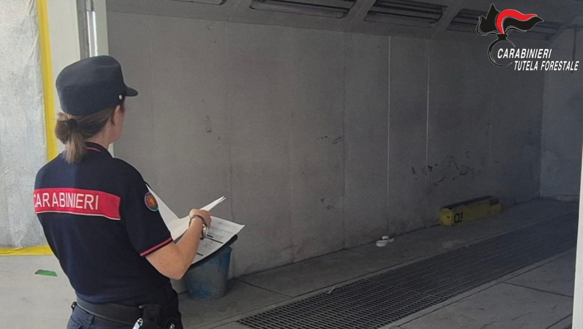 Ambiente e fumi tossici: i Carabinieri sequestrano un'officina meccanica - 