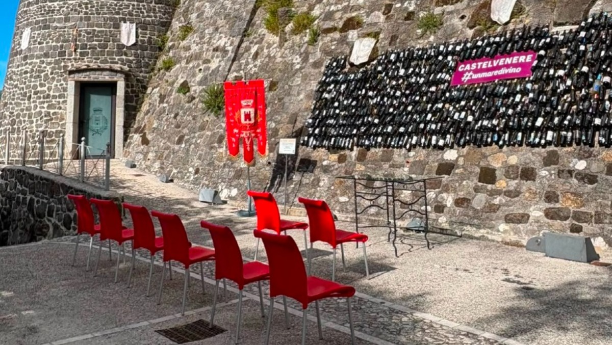 Sì lo voglio, ma nella Torre Angioina: a Castelvenere ci si sposa nel borgo - 
