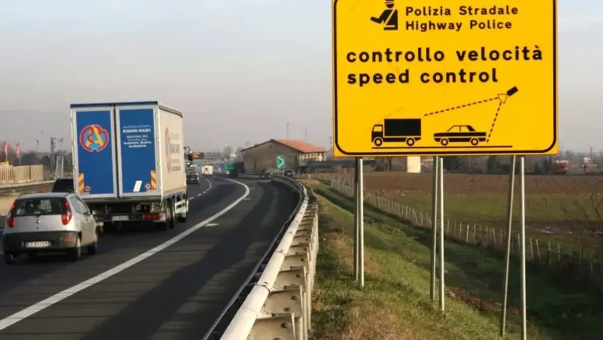 Dimenticata all'autogrill: la Polizia salva una bimba sulla A2