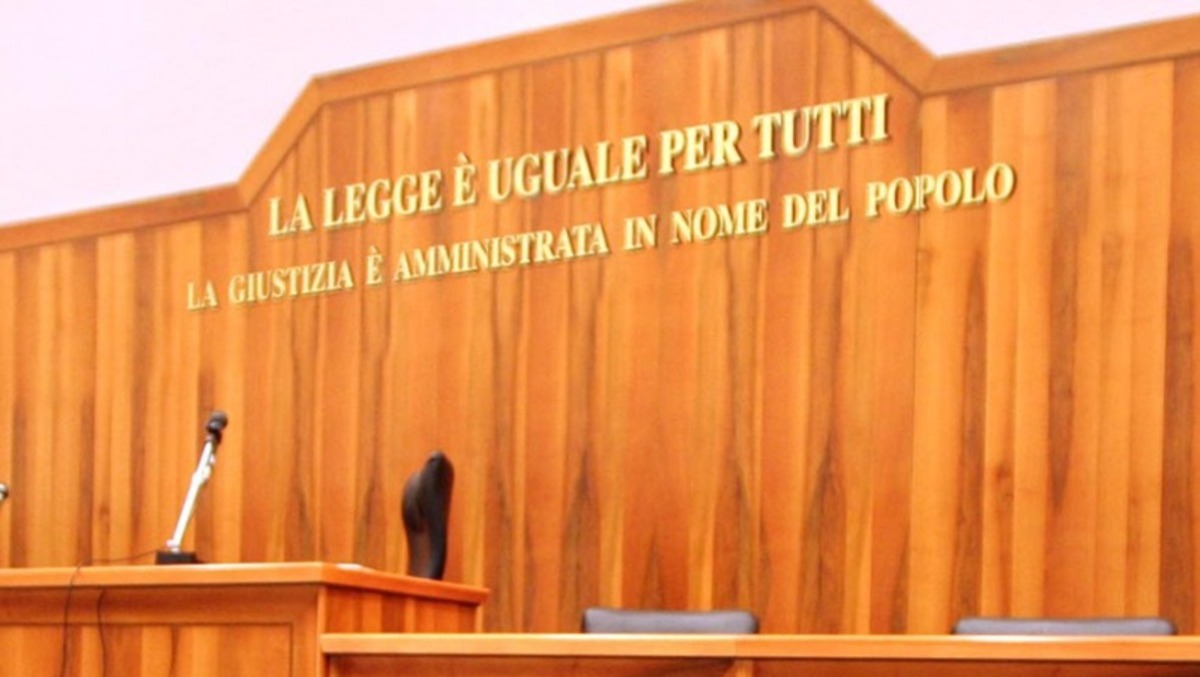 Chi ritiene di aver subito un torto o un danno, deve rivolgersi alla magistratura. - 