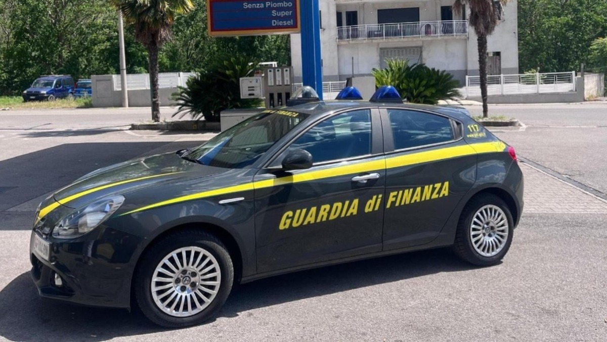 Sfruttamento e zero sicurezza al distributore di carburanti: denunciato un imprenditore - 