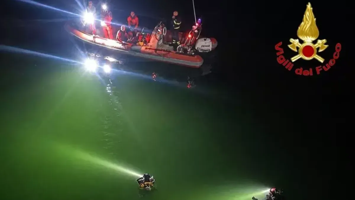 Tragedia all'alba: l'auto vola nel canale, morti tre diciassettenni - 