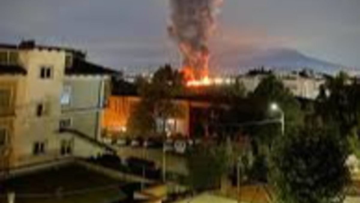 Inferno di plastica a Sarno: fiamme distruggono un megacapannone - 